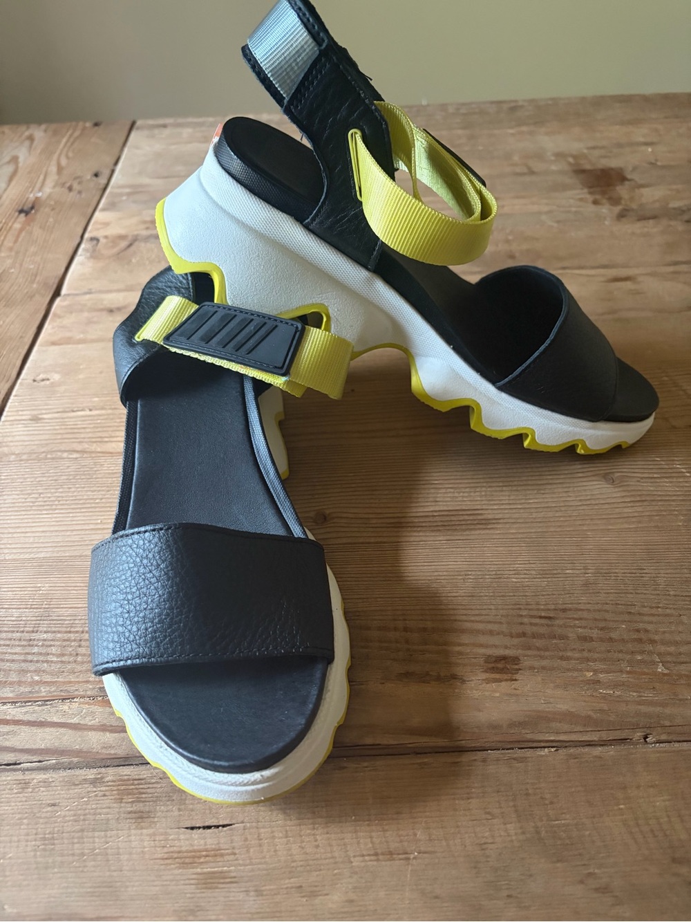 Sorel 9.5 women’s Black and chartreuse Sport Sandals - Stylish Comfort